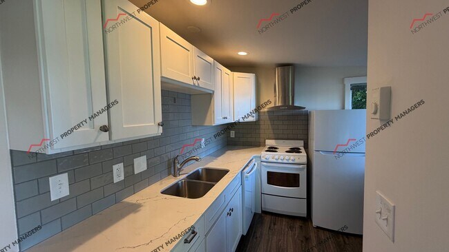 Building Photo - 609 68th Ave NE