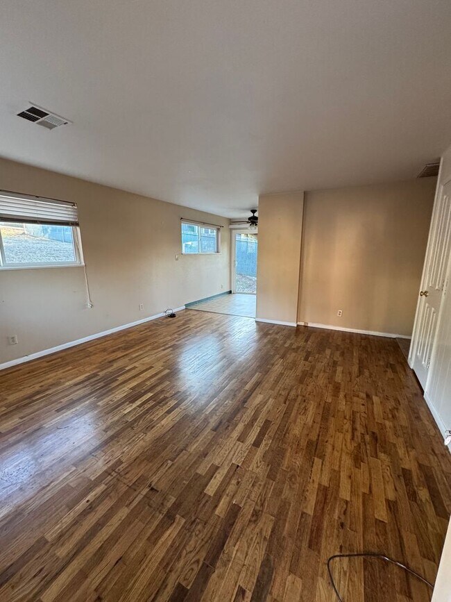 Building Photo - Cozy 3 Bedroom Duplex