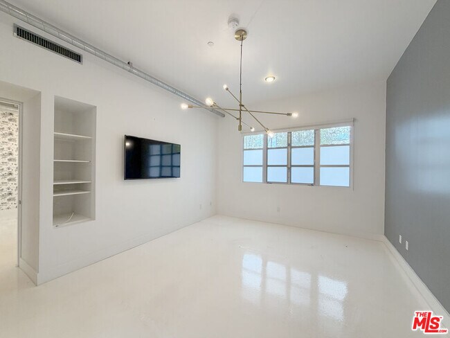 Building Photo - 212 Marine St