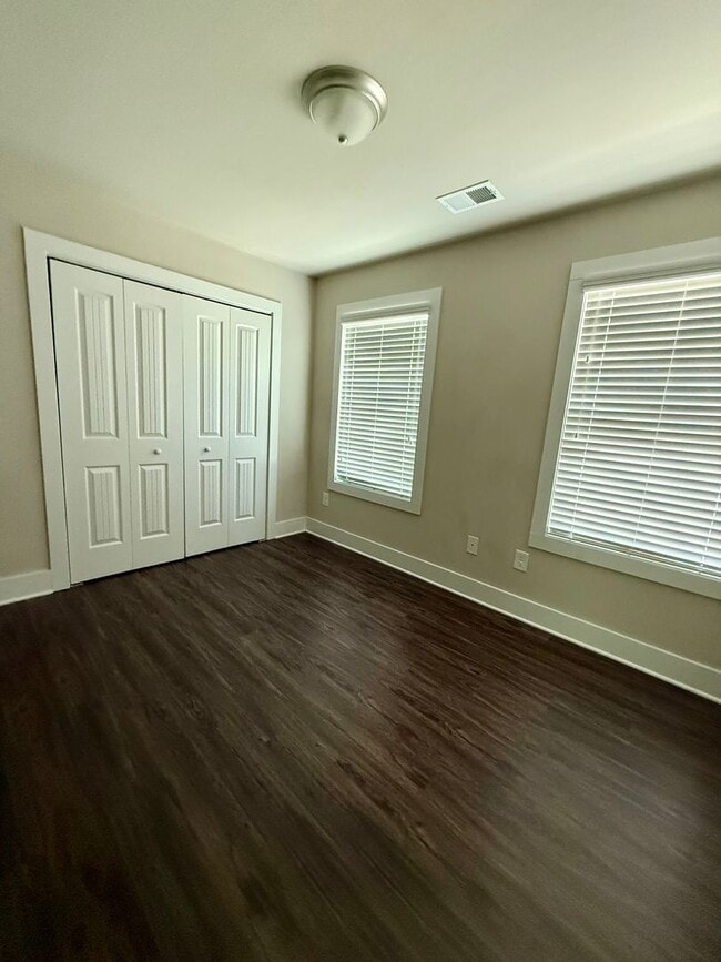 Building Photo - 2 Bed / 2.5 Bath near Lake Lanier
