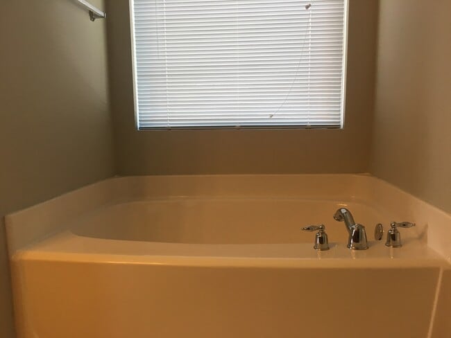 Building Photo - 4 Bedroom home in Bent Creek Subdivision