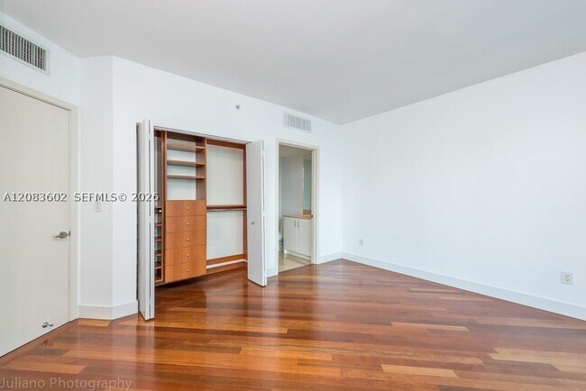 Building Photo - 1331 Brickell Bay Dr