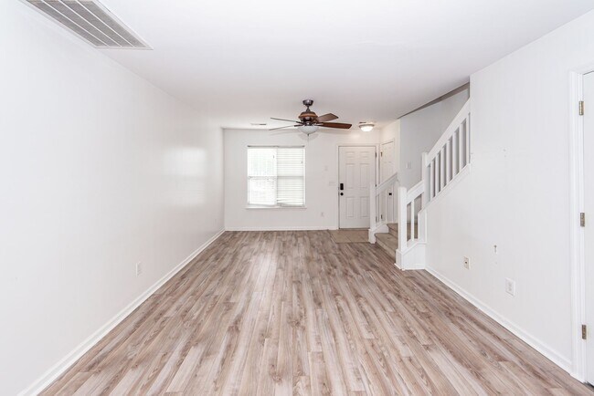 Building Photo - 2 Bedroom, 1.5 Bathroom Townhome - Charleston