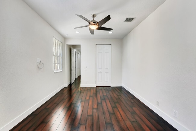 Building Photo - 406 NW 25th Ave