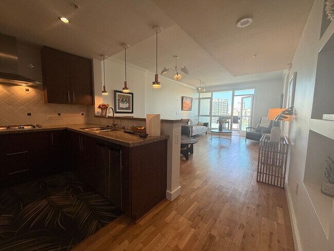 Building Photo - Upscale 2 Bed 2 Bath with Floor-to-Ceiling...