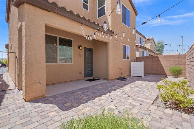 Building Photo - Gorgeous 3 Bed 2.5 Bath Home with Modern Feel