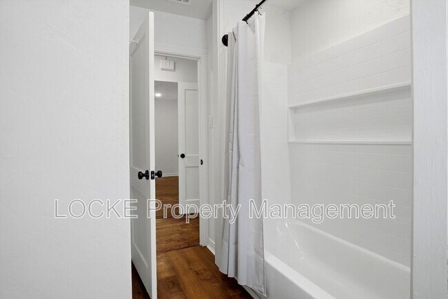 Building Photo - 410 McCarty St