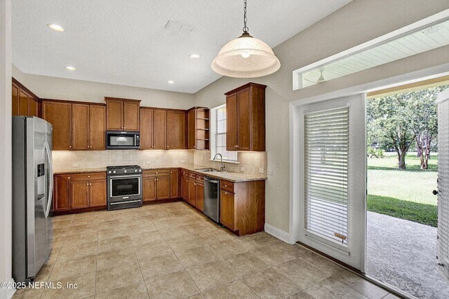 Building Photo - 1761 Highland View Dr