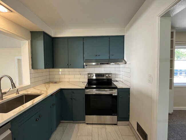 Building Photo - Charming 3-Bedroom Home with Bonus Room in Prime Beaverton Location Cedar Hills Neighborhood!!!