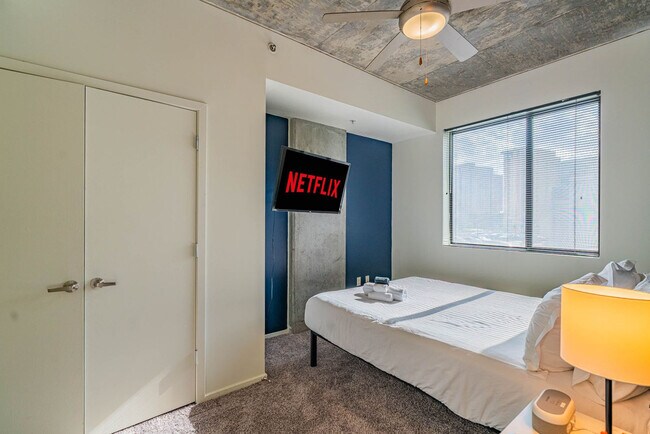 Building Photo - 333 E Roosevelt St