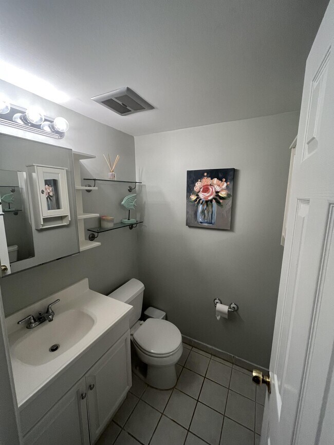 Building Photo - 5614 Bloomfield Dr