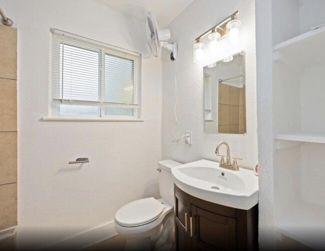 Building Photo - 6043 Lyndhurst Dr