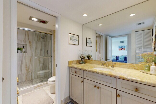 Building Photo - 124 Lakeshore Dr