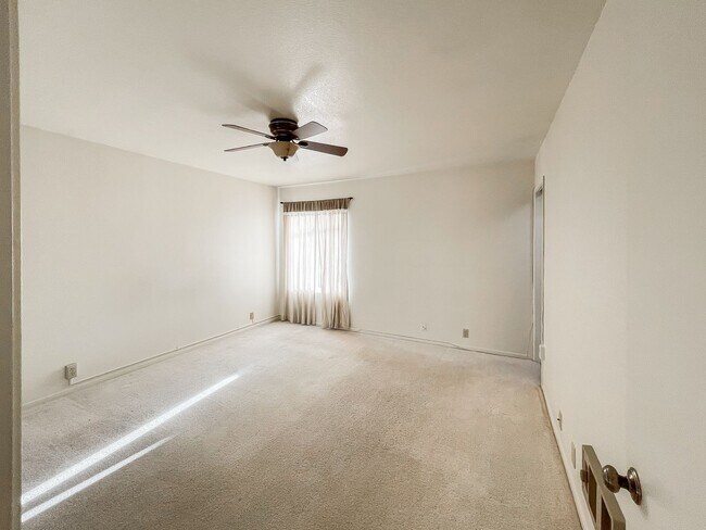 Building Photo - Spacious 2 bedroom, 2 bathroom Condo in Qu...
