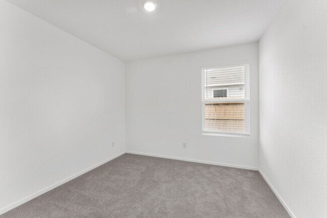 Building Photo - 706 Umbrella Tree Dr