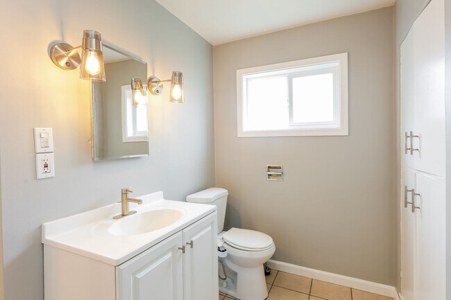 Building Photo - Beautiful 3 Bedroom Home In Millsmont!