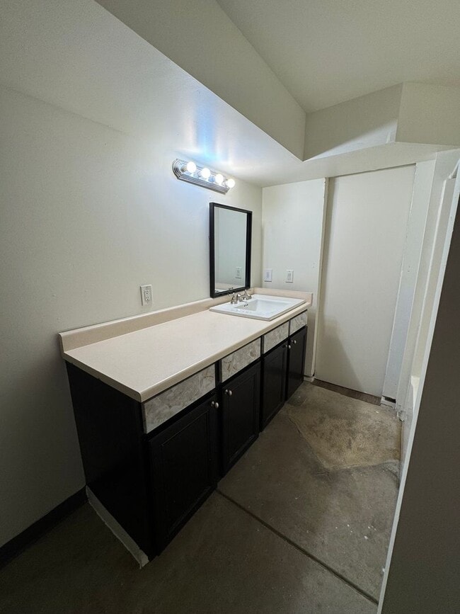 Building Photo - Beautiful 4 bedroom house avail 6/12