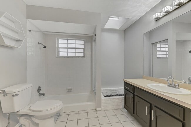 Building Photo - STUNNING 3 BEDROOM, 2 BATHROOM, 2 CAR GARAGE HOME LOCATED IN THE HIGHLY SOUGHT AFTER BRIARWOOD CO...