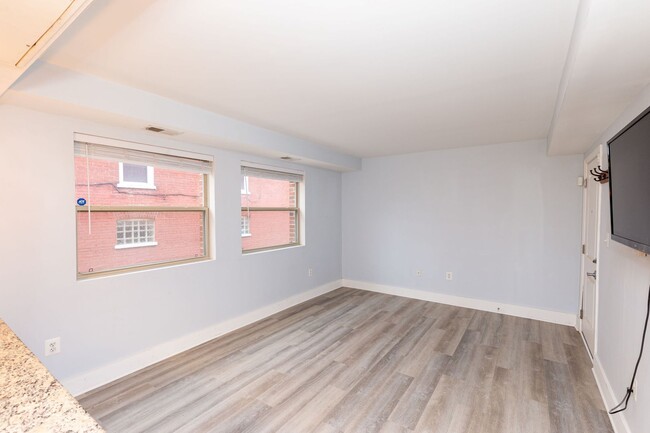 Building Photo - Updated one bed/one bath E Cap Condo, in-u...