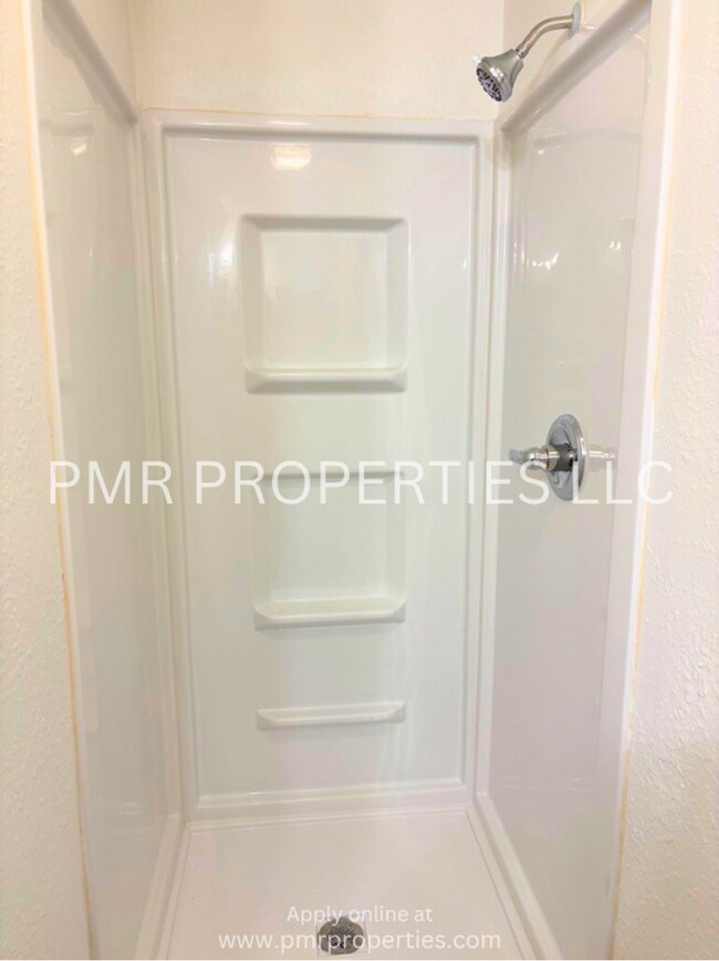 Building Photo - Red Oak Apartments