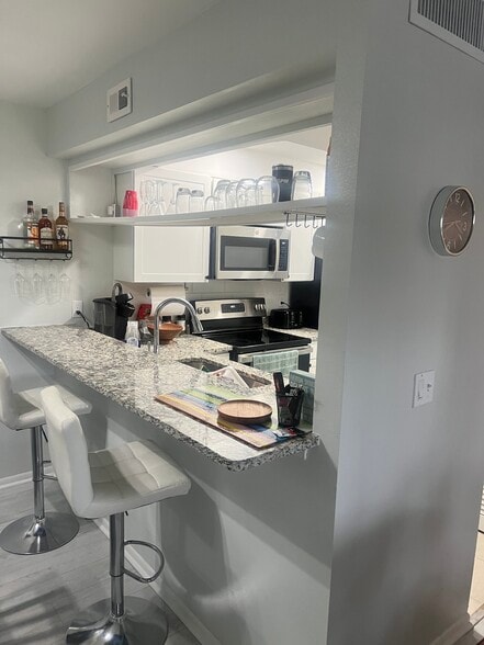 Building Photo - 3215 Beneva Rd