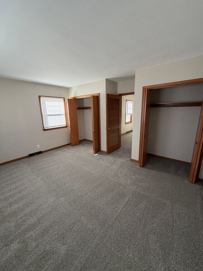 Building Photo - 3 Bedroom House - Rock Island