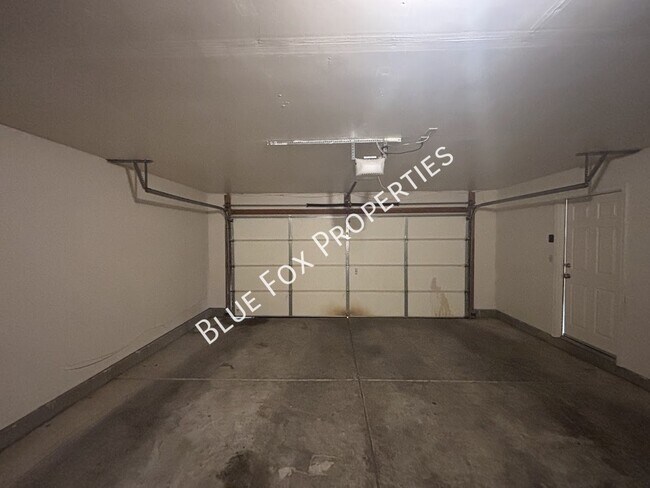 Building Photo - 9913 N Woodstone Trail