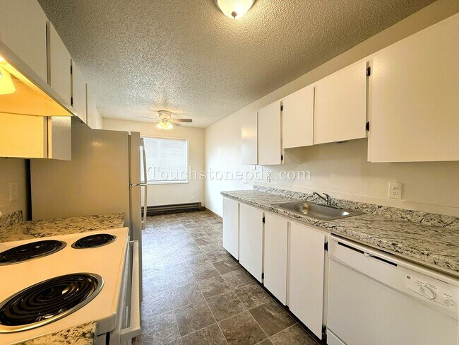 Building Photo - Charming 2-Bedroom Apartment in the Heart ...