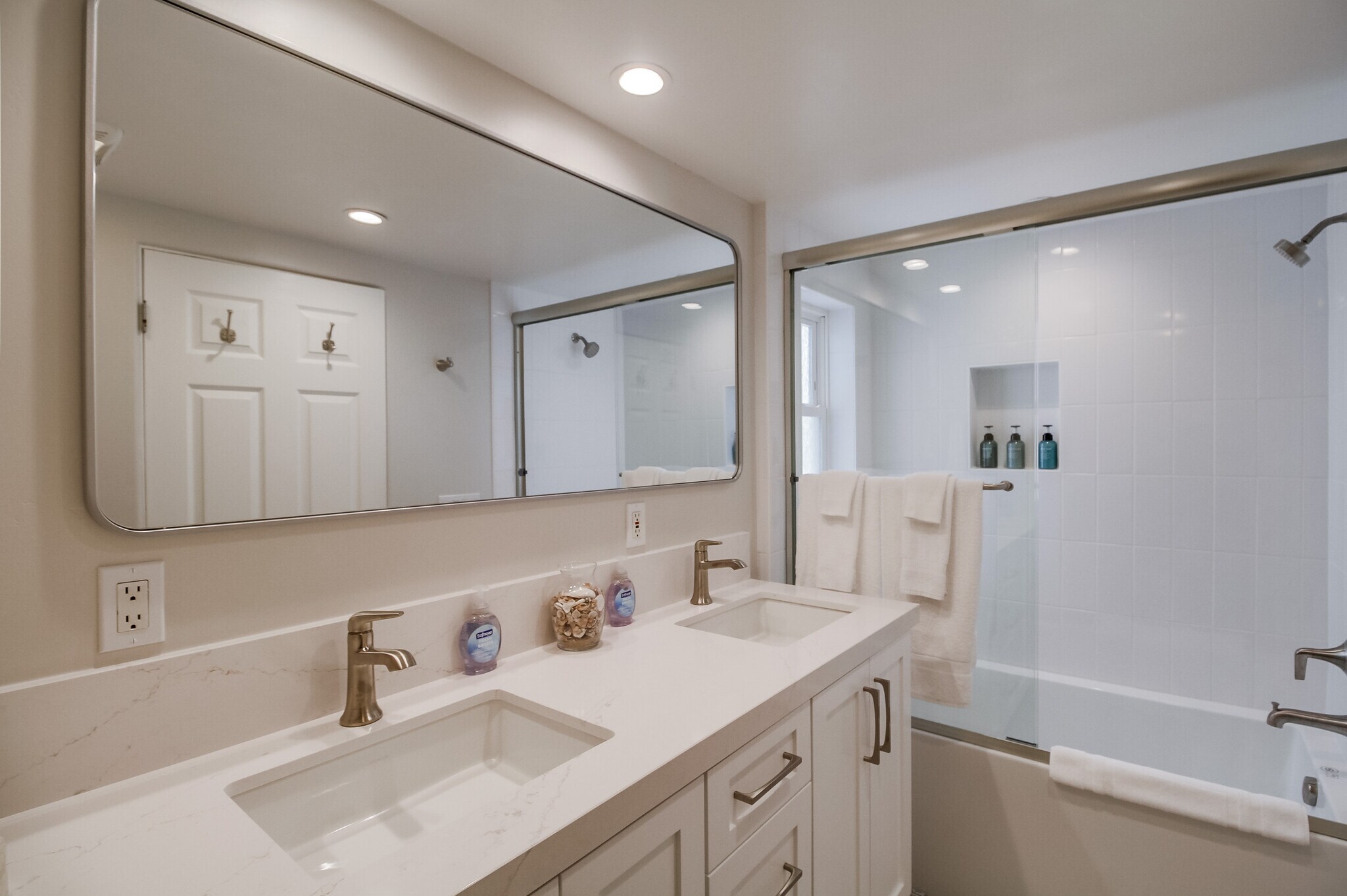 Building Photo - 735 Whiting Ct