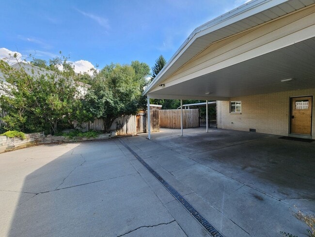 Building Photo - Beautiful 5 Bd 3.5 Ba Home in Holladay