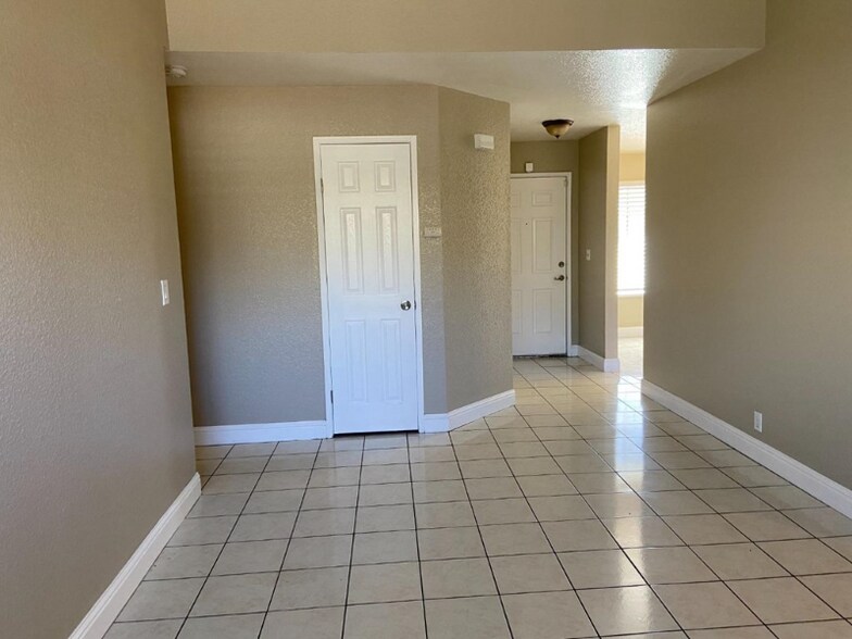 Building Photo - 700 Lacross Ct