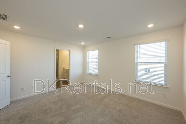 Building Photo - 724 Warm Rays Wy