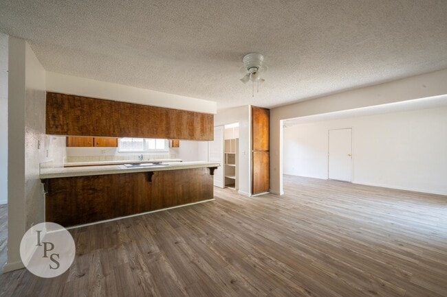 Building Photo - Kerman Westside Large 3 Bedroom Home, Bran...