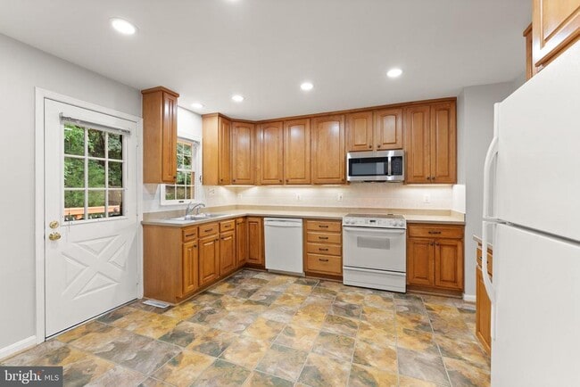 Building Photo - 2660 Oakton Glen Dr