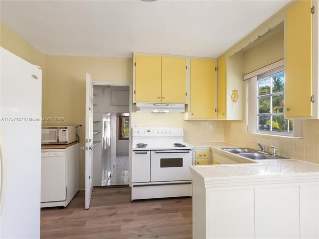 Building Photo - 3 bedroom in Miami FL 33147