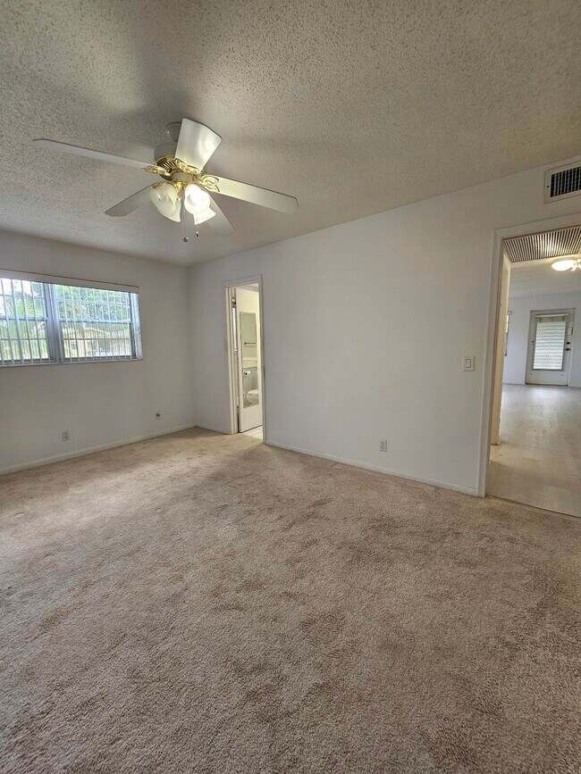 Building Photo - 105 Windsor E