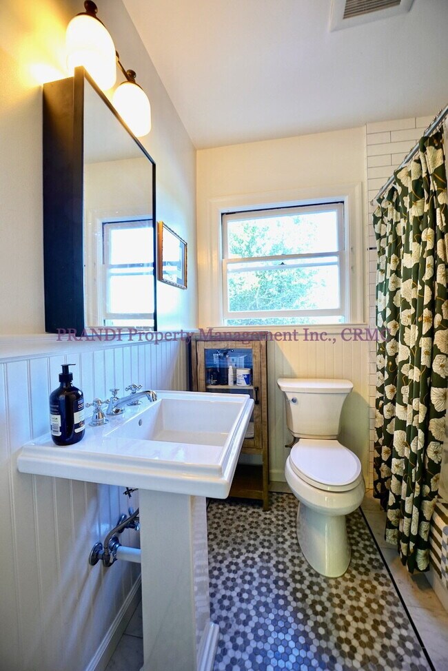 Building Photo - 3-Bedroom, 3-Bath Home with Expansive View...