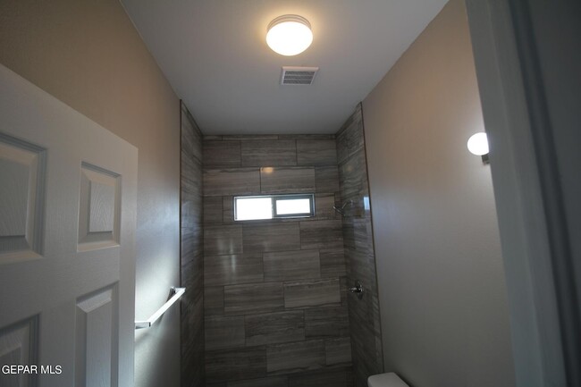 Building Photo - 517 Val Verde St