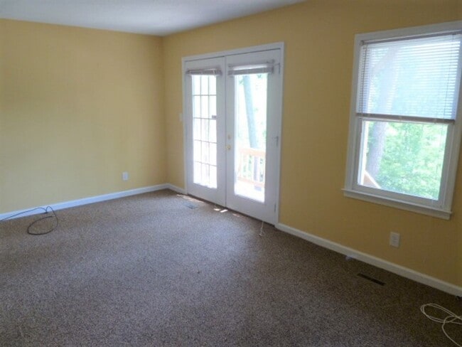 Building Photo - Large updated 4br 3.5ba duplex w/ parking ...