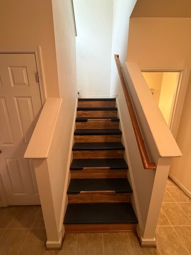 Building Photo - 3 Bdrm/2.5 Bth Home Located Close to I-95