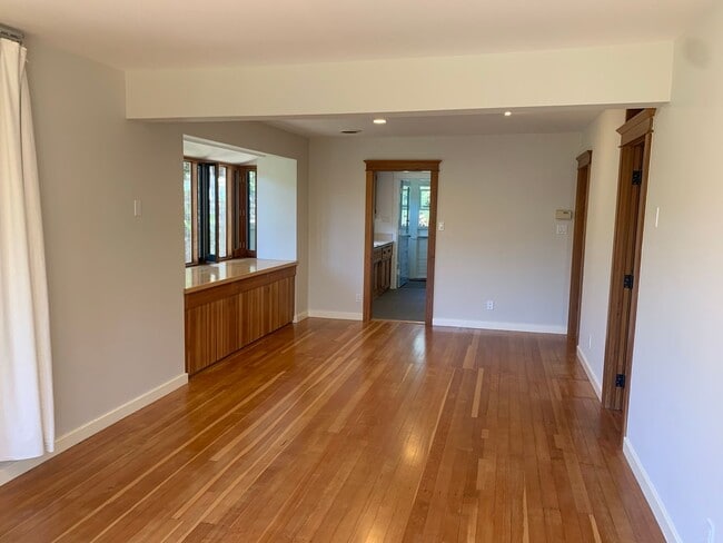 Building Photo - Stunning 2 Bedroom, 1 Bath Craftsman Front...