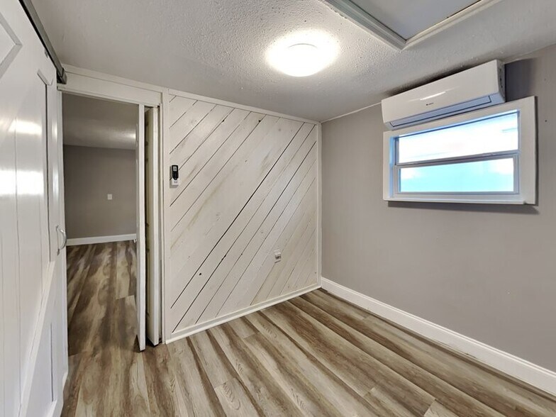 Building Photo - 1208 Francis Ave