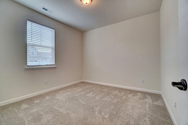 Building Photo - 4 bedroom condo in Suffolk