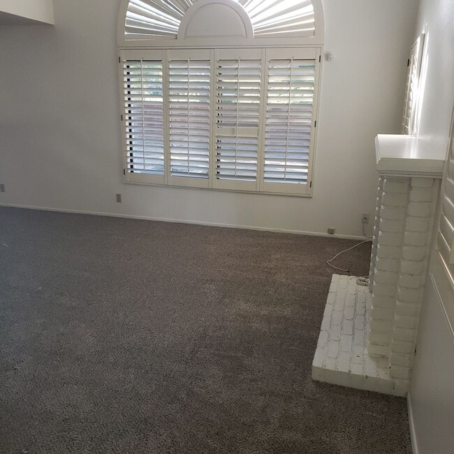 Building Photo - CANYON CREST - 2 Bedroom 2.5 Bath Townhouse