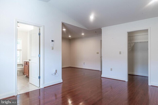Building Photo - 107 Riverside Dr