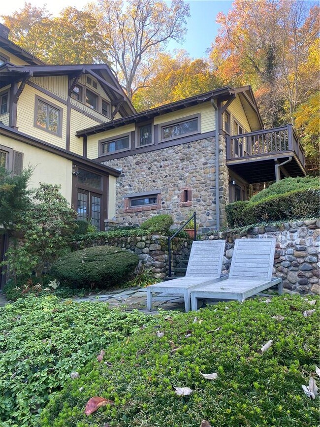 Building Photo - 265 River Rd