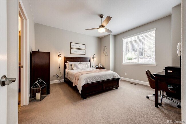 Building Photo - Lage & Beautiful 4 bedroom Townhome in Aurora