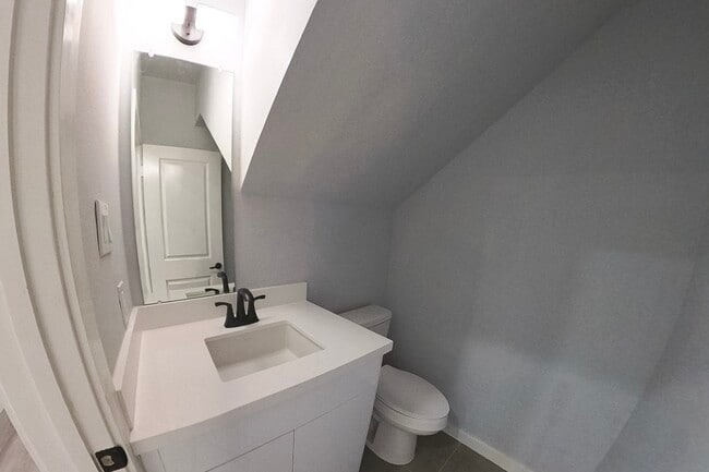 Building Photo - 2832 Mansfield St