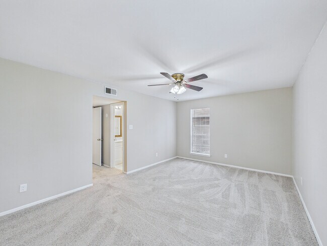 Building Photo - 25 Del Tara Dr