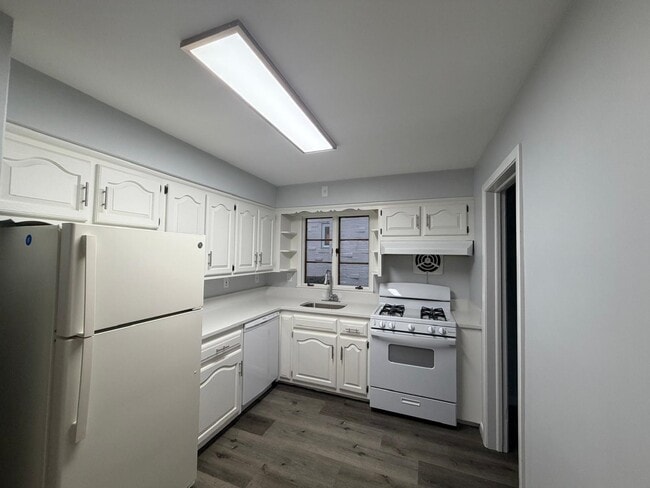 Building Photo - 697 Allwood Rd